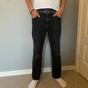 Replay Jeans | Thad, 12 år/150cm - Ett par stilrena, supersnygga mörkgrå Replay Jeans med modellen Thad. Storleken är för 12 åringar/150 cm och har en rak passform. Skick: 9/10, med inga defekter alls. Nypris: ungefär 800 kr. Mitt pris: 249 kr.