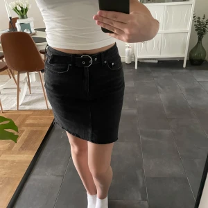Svart jeanskjol - Svart jeanskjol med bälte som sitter fast i kjolen i bra skick. 💕