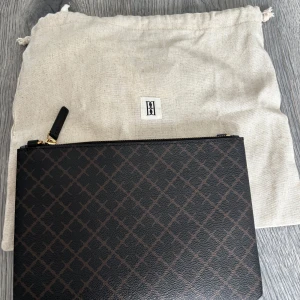 Malene Birger väska - Ivy purse från Malene Birger. Band följer med och dustbag.  Köpt för 900kr