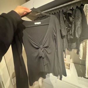 Design by si topp  - Säljer min fina design by si topp som knappt är använd. Jättefin till vardags men också fest ❤️vid snabbt affär kan pris diskuteras så ge förslag!