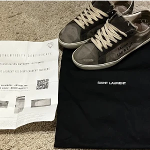Saint Laurent skor (41) - Tja! Säljer dessa riktigt feta Saint Laurent skor i storlek 41, Dem passar även för folk som har storlek 42-43. Nypriset är runt 7-8 tusen men mitt pris är 4499kr. Skriv ifall ni har frågor osv! / Axel  
