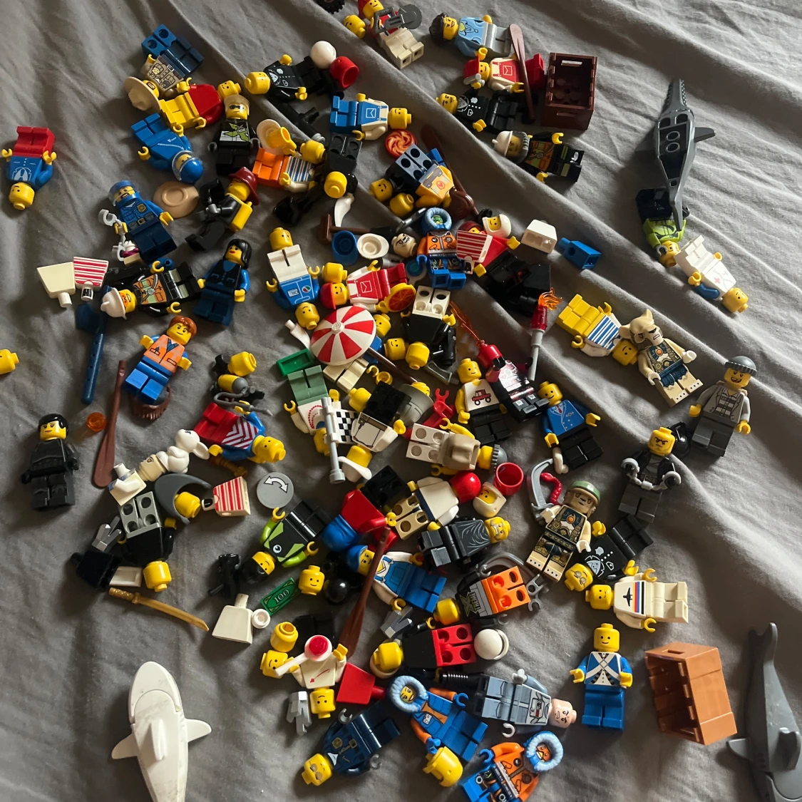 Legogubbar med tillhörande saker