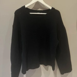 Svart stickad tröja från BikBok - Mysig svart stickad tröja från BikBok i storlek M. Tröjan har rund halsringning och långa ärmar, perfekt för kyligare dagar. Enkel och stilren design som passar till det mesta.