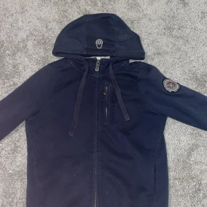 Sail racing hoodie - Sail racing hoodie jätte fin och i bra skick och inga fel på den. Storlek S. För mer frågor eller information skriv till mig privat.