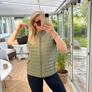 Grön väst Jack & Jones - Supersnygg grön väst från Jack & Jones💚 Storlek S 