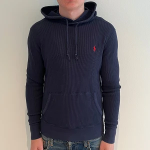 Ralph lauren hoodie  - Ralph lauren skjorta | Skick: 9/10 | M | Fraktar via postnord eller instabox på köparens bekostnad | Hör av dig vid minsta fråga eller fundering! 