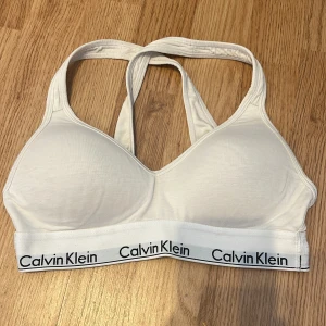 Calvin Klein bh  - Säljer denna vita Calvin Klein bh:n i storlek s. 