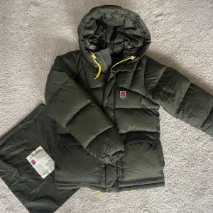 Fjällräven jacka  - Skit snygg mörk grön Fjällräven jacka, använd fåtal gånger men i super bra skick! Den är Fjällräven expedition down jacket. Den är i herrmodell strl XS men tycker den sitter exakt som en S/M i dam modell 🤍