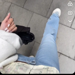 Ljusblå bootcut jeans från Zara - Superfina lågmidjade ljusblå jeans från Zara (gamla, finns ej kvar). Kommer tyvärr inte till användning längre. Jättebra skick. Pris kan diskuteras🩷