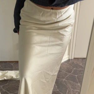 satin kjol - Supersöt satin kjol med detaljer. Andvänd en gång. Kom privat för fler bilder🩷
