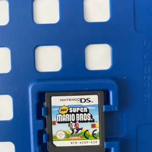 New Super Mario Bros - Säljer spelet New Super Mario Bros, som fungerar både på Nintendo DS och Nintendo 3DS.  OBS: Endast spelet medföljer – originalfodralet saknas.  Jag ser till att förpacka det ordentligt för säker leverans.  Annars funkar spelet hur bra som helst!