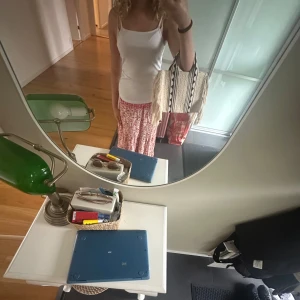 Lång kjol och en beige shoppingväska med fransar - Säljer en superfin lång kjol som är perfekt att ta med sig utomlands eller för att ha som en snygg somrig kjol. Säljer som ett paket pris där man får med en lång kjol och en  beige shoppingväska  med fransar som är perfekt att ta med sig överallt. Säljer för 600kr. Alltid öppen för prisförslag ❤️ väskan är ifrån H&M och kjolen ifrån Zara i storlek xs 💗om man bara vill köpa kjolen så skriv privat så löser vi det 💗