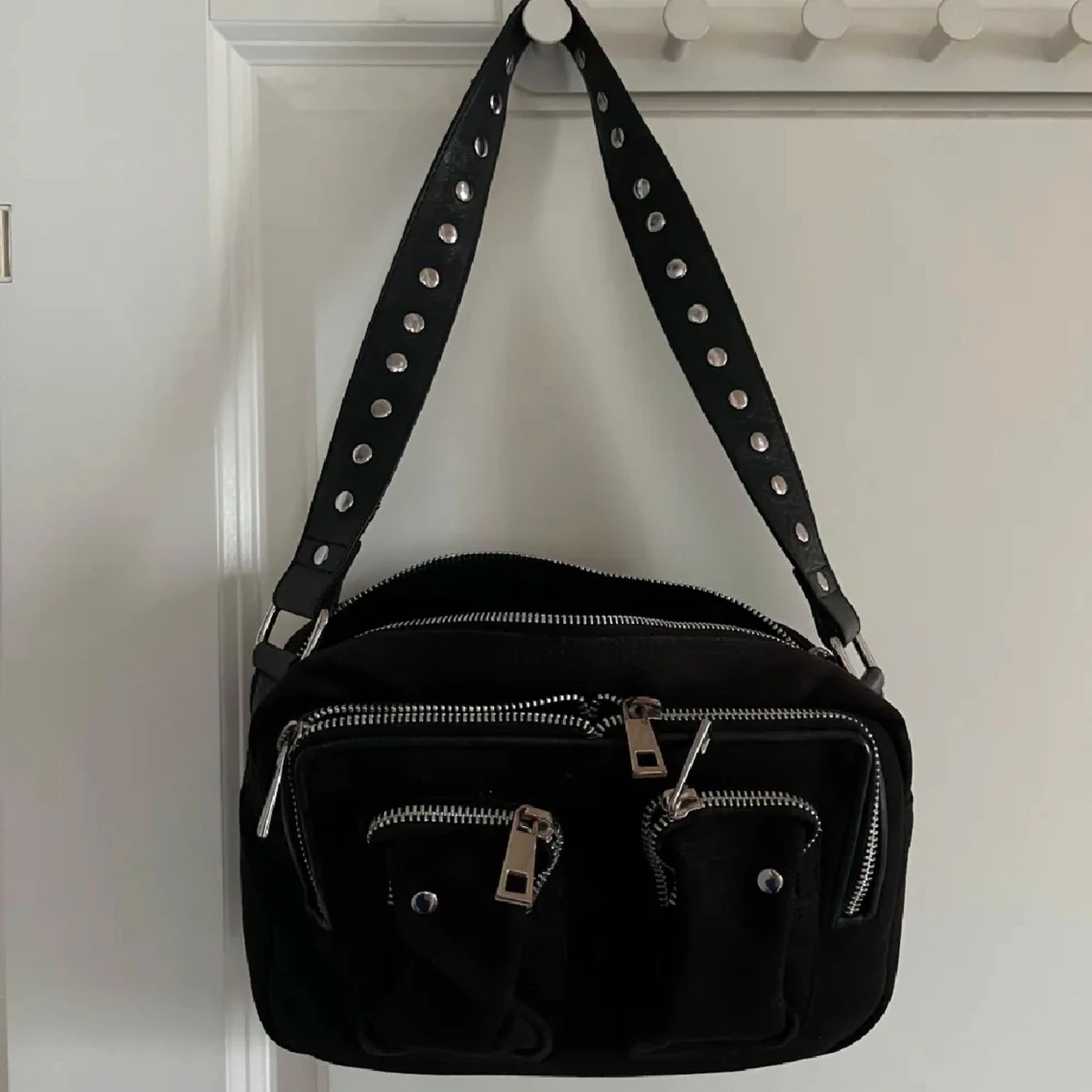 Nunoo Väska - Svart axelväska med nitar och dragkedjor