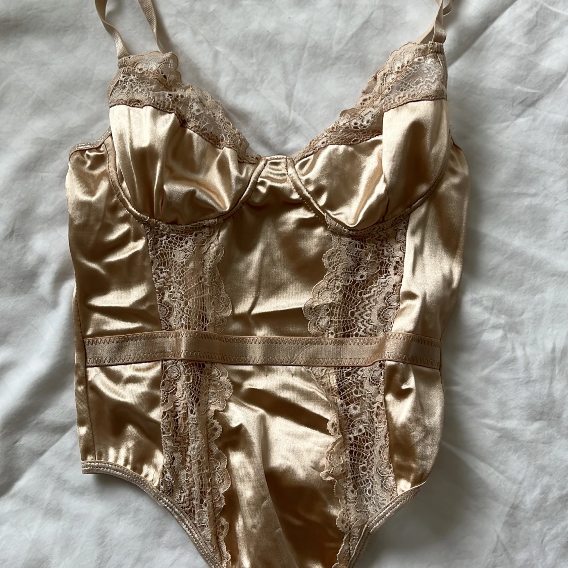 Champagnefärgad korsett från PrettyLittleThing - 1