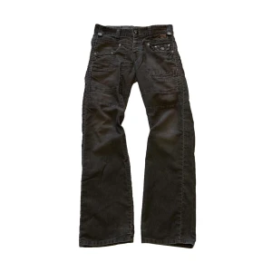 vintage g-star radar embro manchesterbyxor - bra begagnat skick. straight cut med en lätt flare. justerbar midja (33-35’).