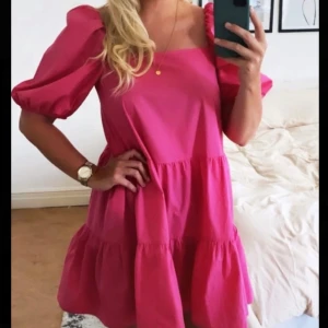 Rosa klänning - Supersöt rosa kortklänning med puffärmar och volanger. Helt slutsåld💞