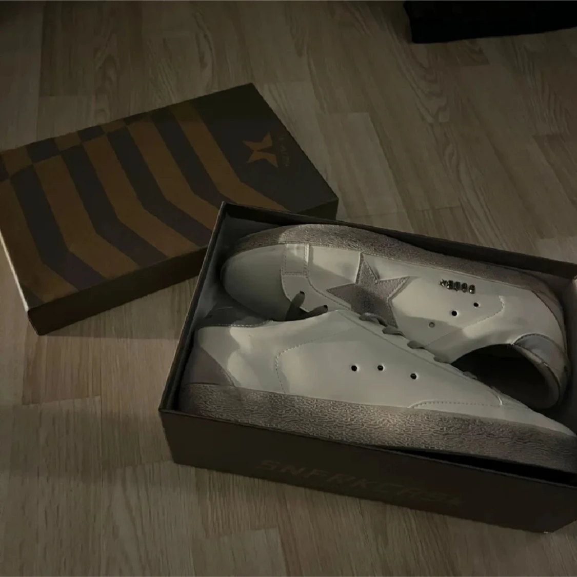 Vita sneakers med grå stjärndetalj