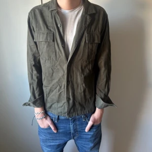 Grön overshirt med  - Säljer en grön overshirt från These glory days  som blivit för kort för mig, 8-10 skick och riktigt fet till sommarkvällar.