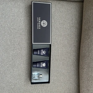 Versace Pour Homme presentset - Lyxigt presentset från Versace Pour Homme med en stilren blå ask. Innehåller en parfymflaska i glas med silverlock 5 ml, en hår- och kroppsschampo i 25 ml samt en after shave balm i 25 ml. Perfekt för dig som gillar eleganta och fräscha dofter.