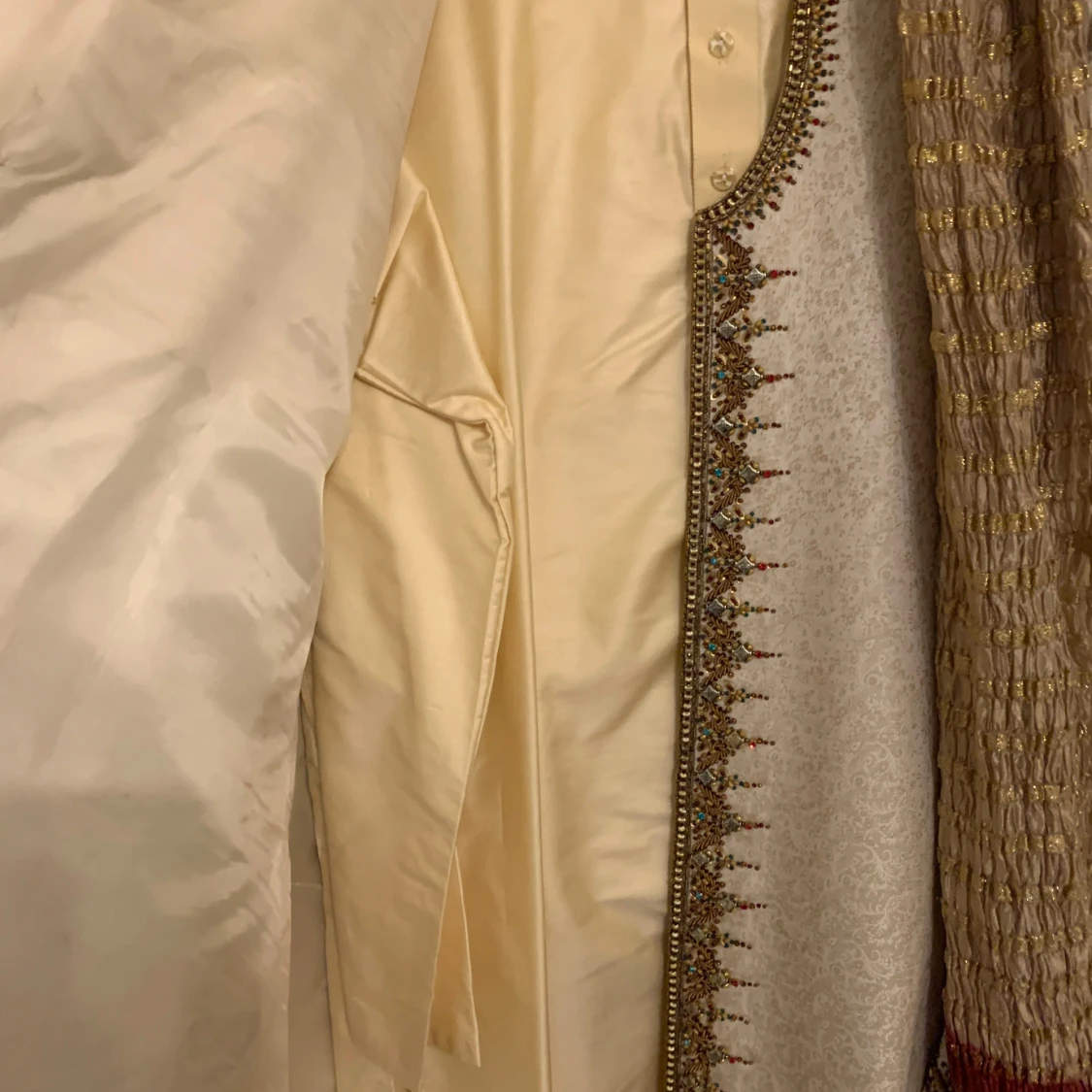 Beige broderad kavaj med pärlor - 4