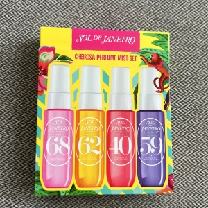 Sol de Janeiro Cheirosa Perfume Mist Set - Färgglatt set med fyra Cheirosa Perfume Mist från Sol de Janeiro. Innehåller dofterna 68, 62, 40 och 59 i 30 ml flaskor❤️ Perfekt för dig som vill ha en mini i väskan. Ord pris 549kr ( plomberad)