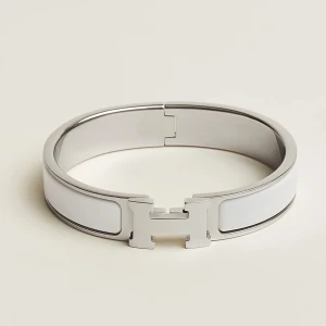 H armband  - Säljer detta Clic H armband. Använt en gång, tveka inte att fråga om fler bilder! Priset är inte hugget i sten vid snabb affär.