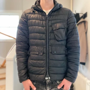 Barbour jacka - Jacka från Barbour i mycket bra skick, enda defekten är att innerfickan är trasig | Perfekt till kallare sommardagar eller till att ha i höst 🍂 | Storlek: S | Jag är 182cm och väger 65kg📏| Vid frågor eller pris diskussion är det bara att skriva ✍🏼 | Frakt inom 48h📦 
