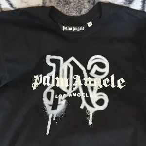Svart t-shirt från Palm Angels - Säljer en svart t-shirt från Palm Angels, helt ny och ser skit bra ut. Ifall du är intresserad fråga efter passform eller någon fler bild fråga…