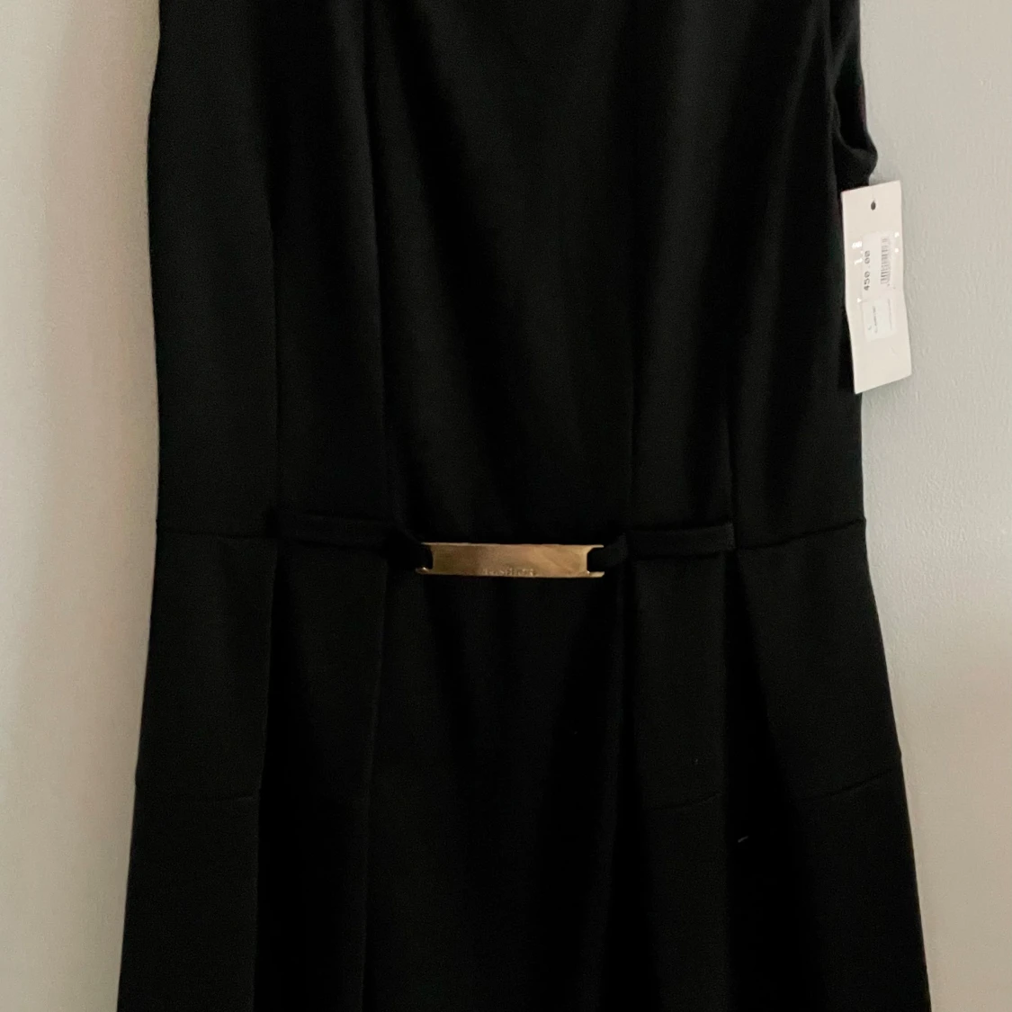 Svart klassisk klänning med markerad midjafrån collection