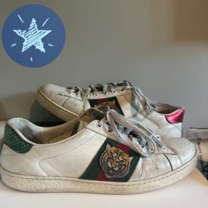 Gucci ace skor  - Säljer ett par snygga Gucci ace skor i storlek 42 dem är rätt slitna som ni kan se på bilderna där av är priset lågt om ni lägger lite tid kan ni fixa dom till nästan ny skick skriv om ni har någon fråga, har allt og box kvitto och paper