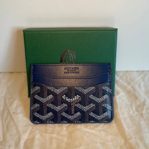 Plånbok marinblå - En marinblå korthållare perfekt för sommaren. Boxen ingår.