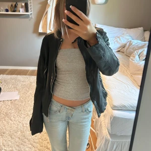 Svart äkta skinnjacka - Säljer denna skitcoola jacka från DOMA i äkta skinn. Jättefint skick o passar xs-s. Skriv vid frågor🥰