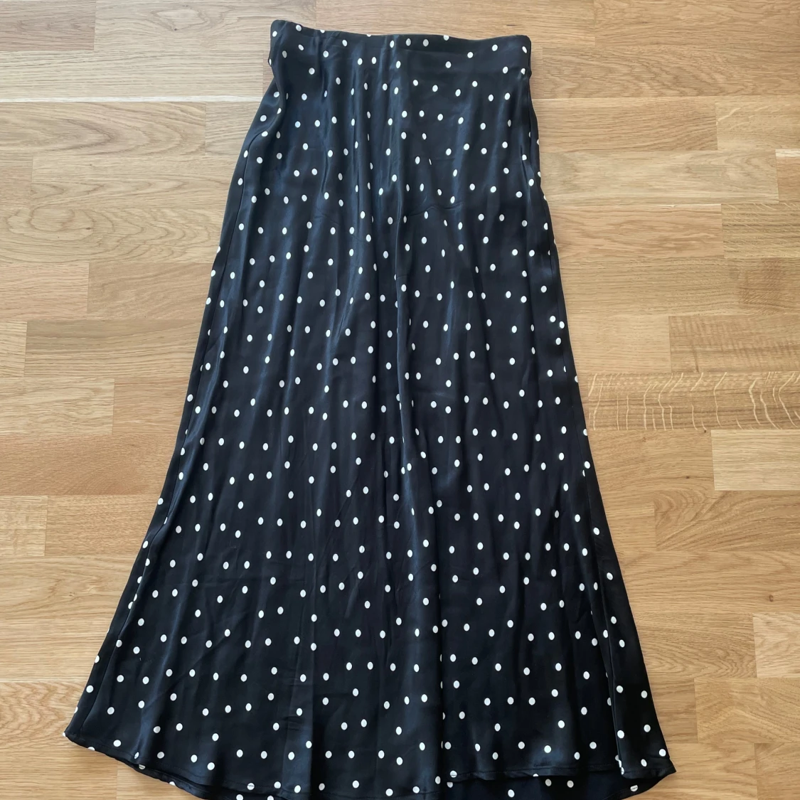 Svart prickig långkjol - 3