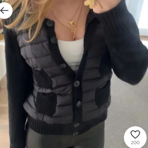 Moncler cardigan - Här säljer jag min moncler cardigan med knappar, köpte för 5700kr i ny skick men säljer nu för 5500 men priset kan diskuteras!❤️ storlek S. Den har inte ens enda defekt och du inte ens nopprig!Snygg svart dunväst med stickade ärmar och knappar framtill. Västen har två fickor och ribbade muddar. Perfekt för lager-på-lager och ger en cool look till vardagsoutfiten.