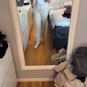 Beige linnebyxor från Vero Moda - Snygga beige linnebyxor från Vero Moda med hög midja och raka ben. Jag är 164cm lång. Dragkedja och knapp i fram. Använda fåtal gånger men i fint skick ändå. 