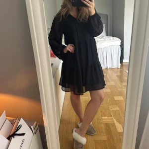 Svart klänning från Gina Tricot  -  Jätteskön klänning från Gina Tricot i svart. Storlek 34 men passar 36 också 🥰