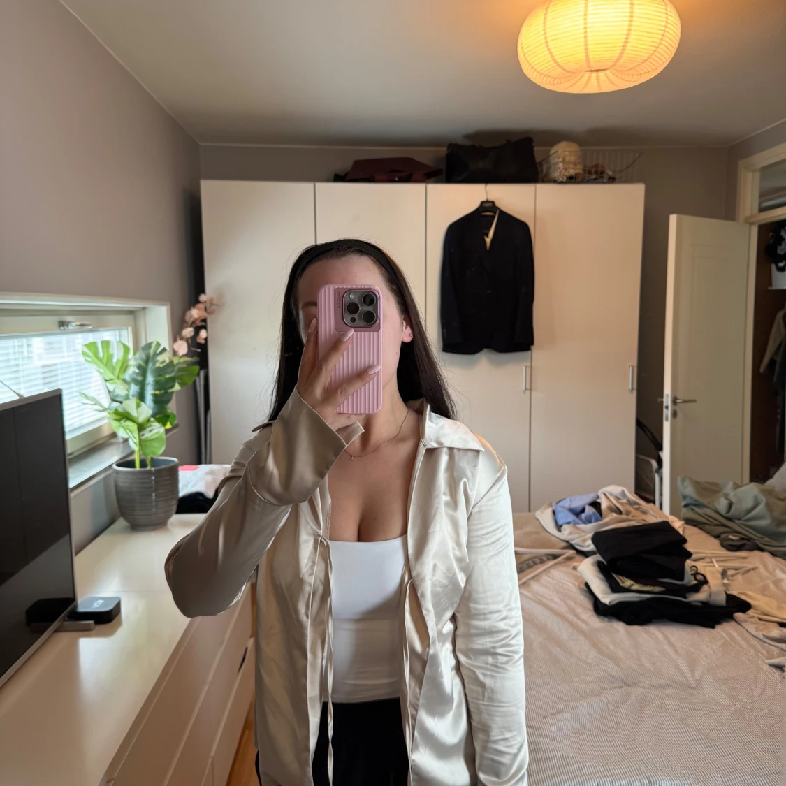 Guldig satinblus med knyt framtill - 2