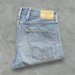 Blå jeans från Replay - Snygga blå jeans från replay / Skick 9/10 / storlek 31/32 / nypris ca 1600kr / kontakta via frågor och pris kan diskuteras!🤩