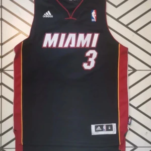 Vintage Adidas Miami Heat Jersey + Shorts Dwayne Wade - Tjena! Säljer nu dessa jersey + shorts. Jerseyn är storlek M men enligt mig passar den mer som en S, shortsen är storlek L men passar mer som M.