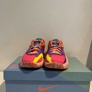 Nike Zoom Freak 4 Basketskor - Välbevarade Nike Zoom Freak 4 flerfärgade i starkare färger. Storlek 43 eu. Mkt gott använt skick, har mer att ge! Säljes p.g.a för små. Kartong finns. Endast lite slitage i tyget uppe vid snörningen mot ankeln. Inget som stör eller påverkar funktion / snörning. Se bild. Sula i mkt gott skick. Nypris ca 1500 kr