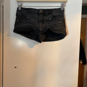 Svarta jeansshorts - Snygga svarta jeansshorts från KappAhl! Dom är uppvikta men går även att vika ner om man vill ha dom lite längre! Bra skick