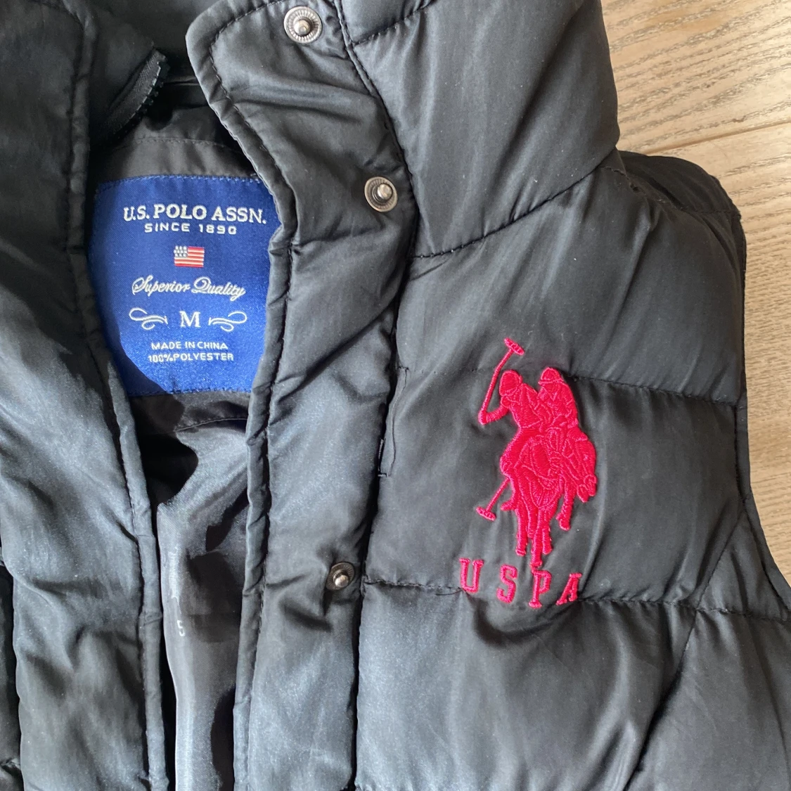 Svart dunväst med huva från U.S. Polo Assn. - 1