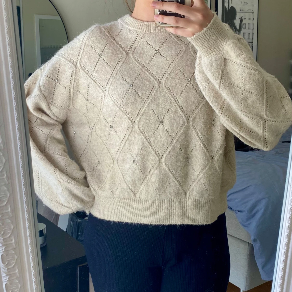 Beige stickad tröja med diamantmönster - 1