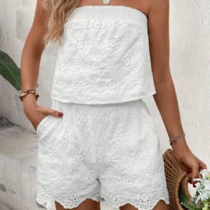 Sommar set - Set i broderat material med bandeau-topp och matchande shorts 🤍 Supersött, stretchigt och sitter jättefint! Finns en fläck på toppen (se bild), vet ej om den går bort – därav priset ✨