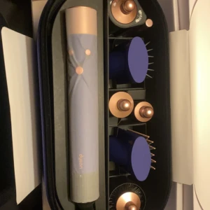 En väldigt fin och bra dyson - Väldigt bra nyskick, lila och guldig färg💛, gör otroliga lockar som håller hela dagen även utan hårspray för min del!🌺 Tar fram en naturlig look i håret och framhäver om du har slingor i håret!🌼