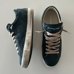 Philippe Model skor - Säljer ett par Philippe models i storlek 42. Perfekt till sommaren och är iprincip helt oanvända. Tyvärr har jag ingen box men har ni frågor så är det bara att skriva