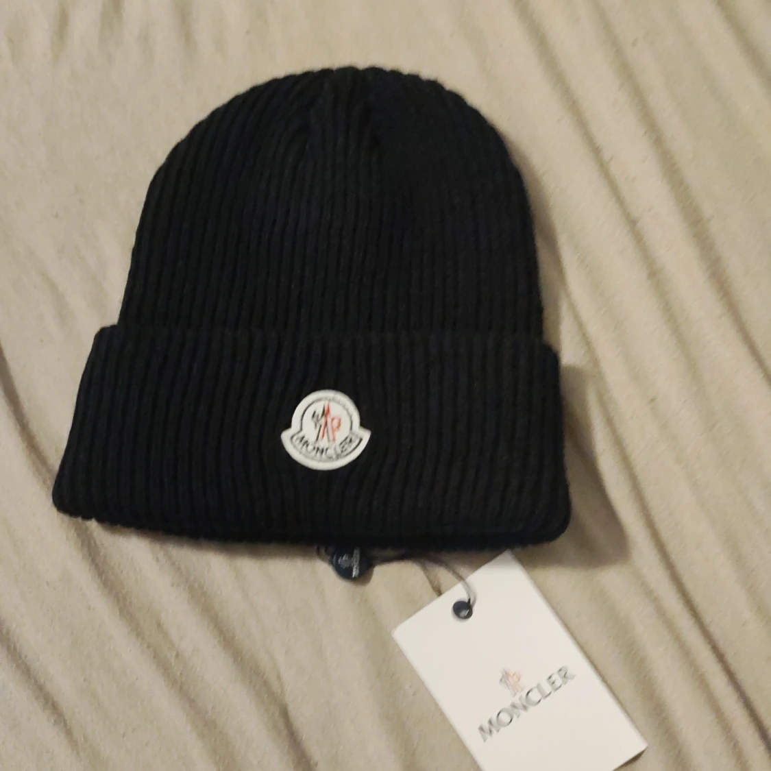 Svart ribbstickad mössa 