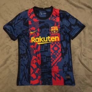 FC Barcelona tröja 21/22 3rd kit - 21/22 third kit FC Barcelona tröja från Nike. Tröjan är i storlek S och passar någon som är mellan 170 och 178. Den är sparsamt använd och i ett mycket bra skick. Priset går att diskutera.