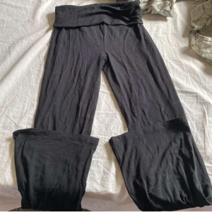 Svarta vida mjukisbyxor - Svarta mjukisbyxor med hög midja och riktigt vida ben. Mjukt och stretchigt material som är skönt att ha på sig. Perfekta för en chill dag hemma eller när du vill ha en avslappnad look.
