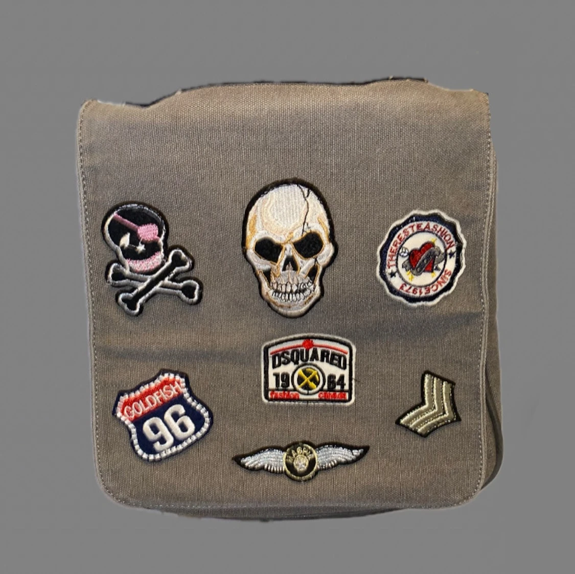 Grå axelväska med patchar - 1